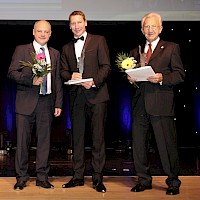 Stellvertretend für den geschäftsführenden Gesellschafter nahm der langjährige ONI-Gebietsrepräsentant, Herr Rainer Pietsch (Bild rechts), die Auszeichnung entgegen.